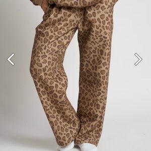 Comfrt brown leopard minimalist sweatpants